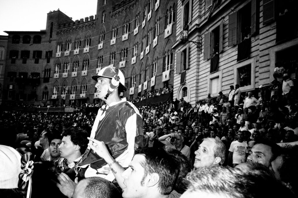andrea-scire-palio-siena-giraffes-joy-12