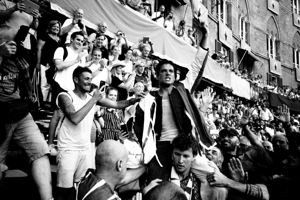 andrea-scire-palio-siena-giraffes-joy-20