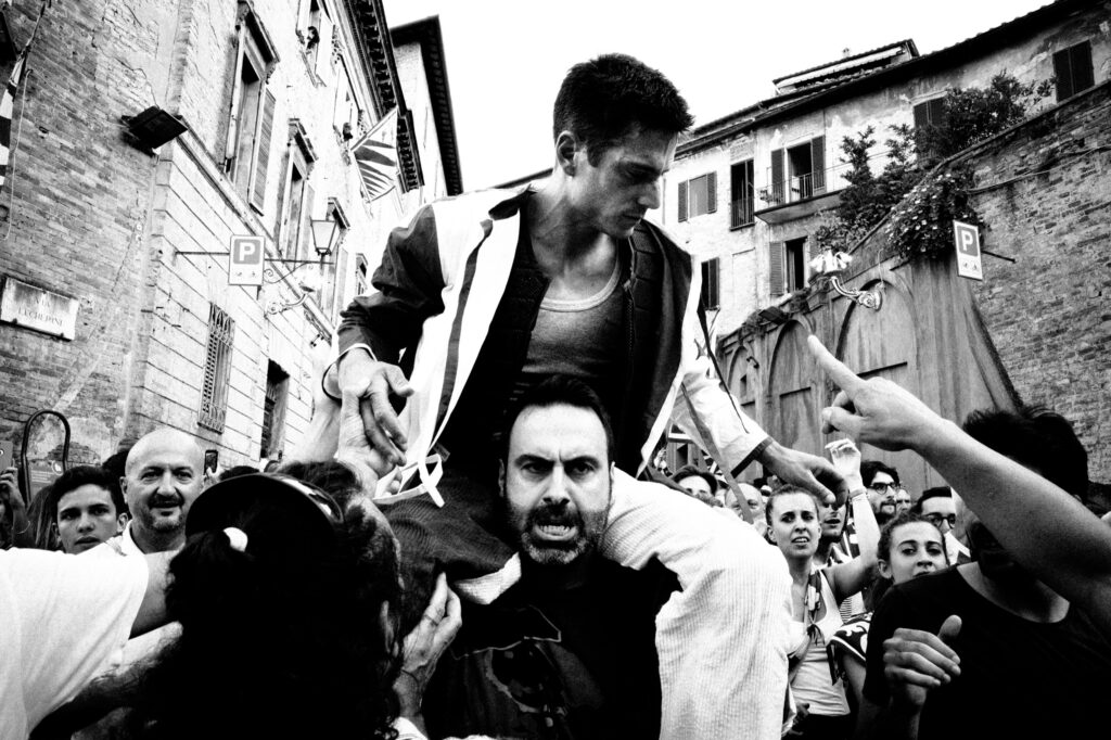 andrea-scire-palio-siena-giraffes-joy-28